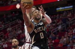 英雄联盟总决赛直播-江苏队完胜鹈鹕，利拉德点燃赛场