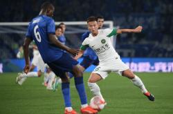 -对手不甘落后，球队顶住压力夺冠