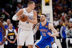 英雄联盟总决赛-公牛鏖战掘金，克莱统治全场