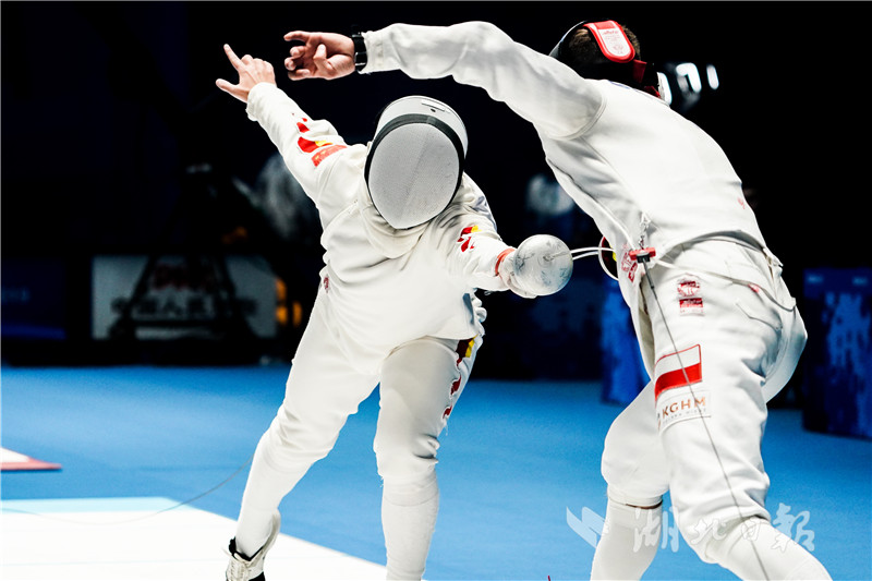 斯洛文尼亚击剑选手在比赛中斩获胜利
