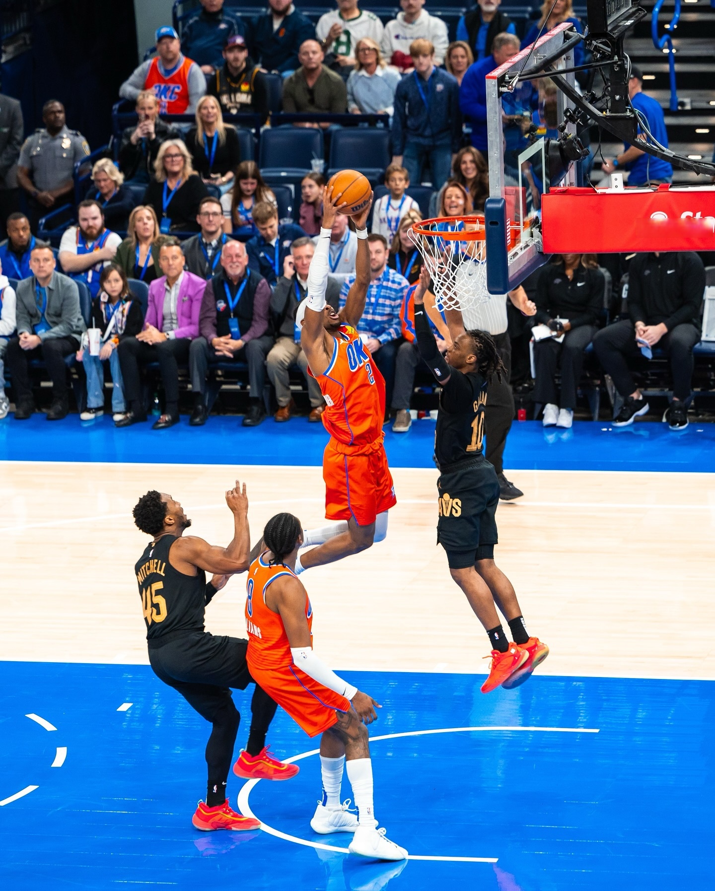 球队整体防守提升,成功将比赛控制在手中 球队整体防守提升,成功将比赛控制在手中