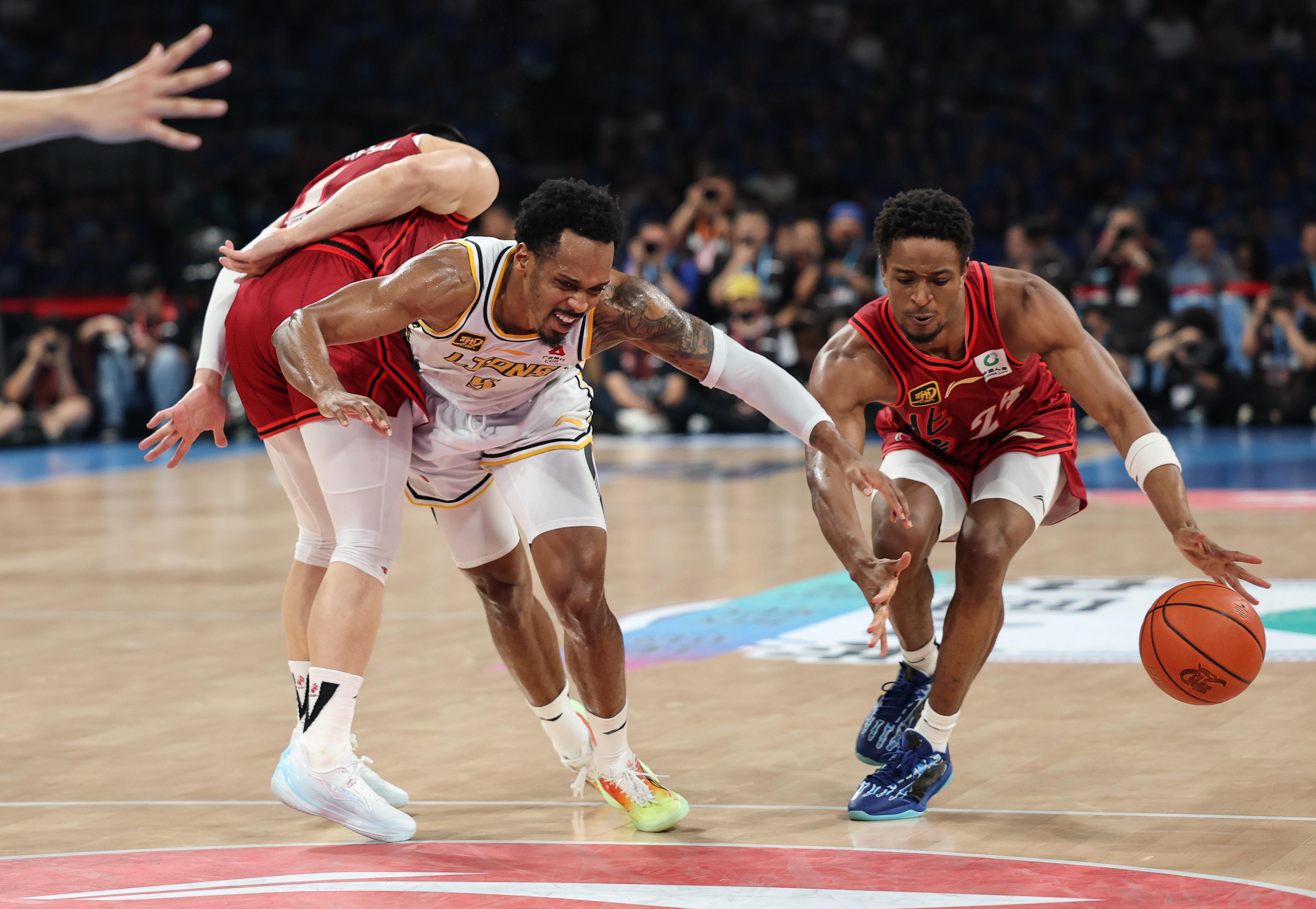 热火鏖战浙江队，伦纳德统治全场