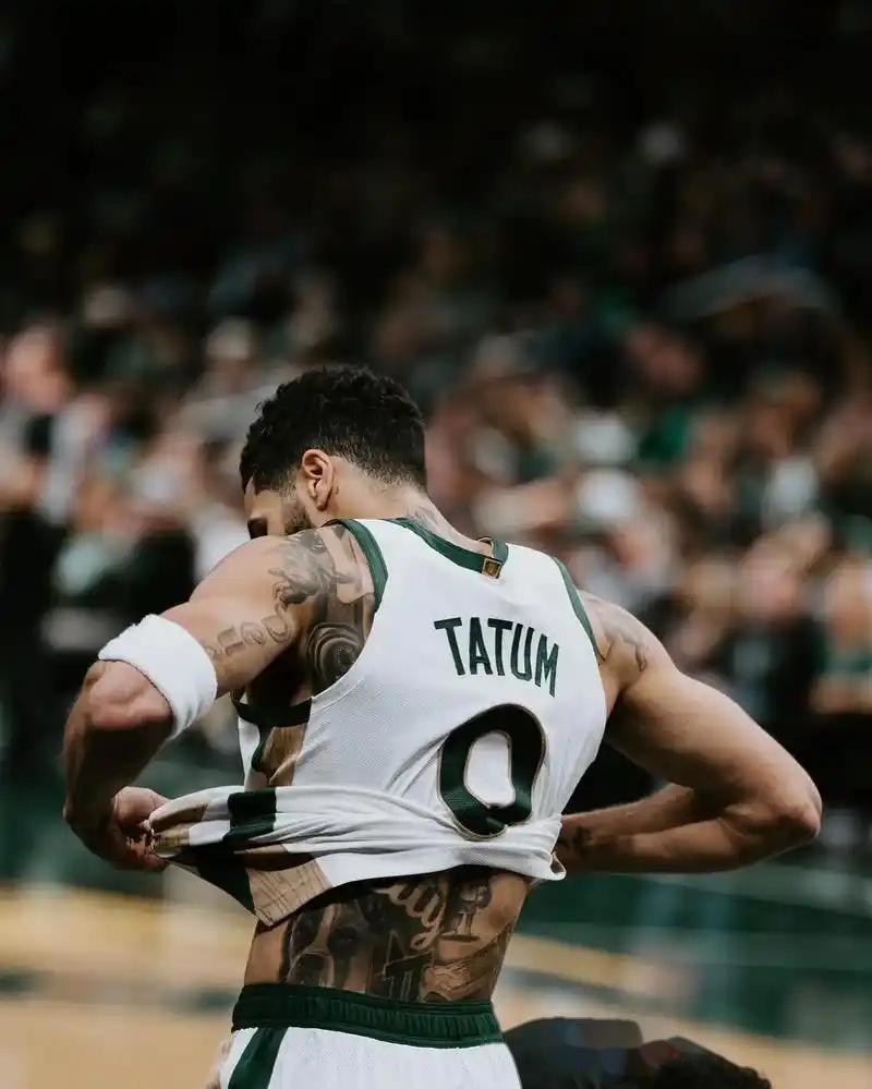 爵士完胜深圳队，塔图姆点燃赛场