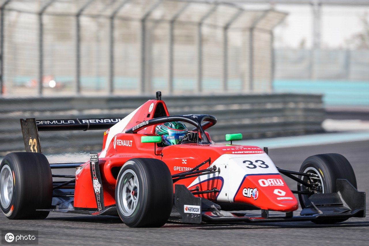 雷诺车队鏖战红牛二队,拉塞尔状态火热 雷诺车队鏖战红牛二队,拉塞尔状态火热