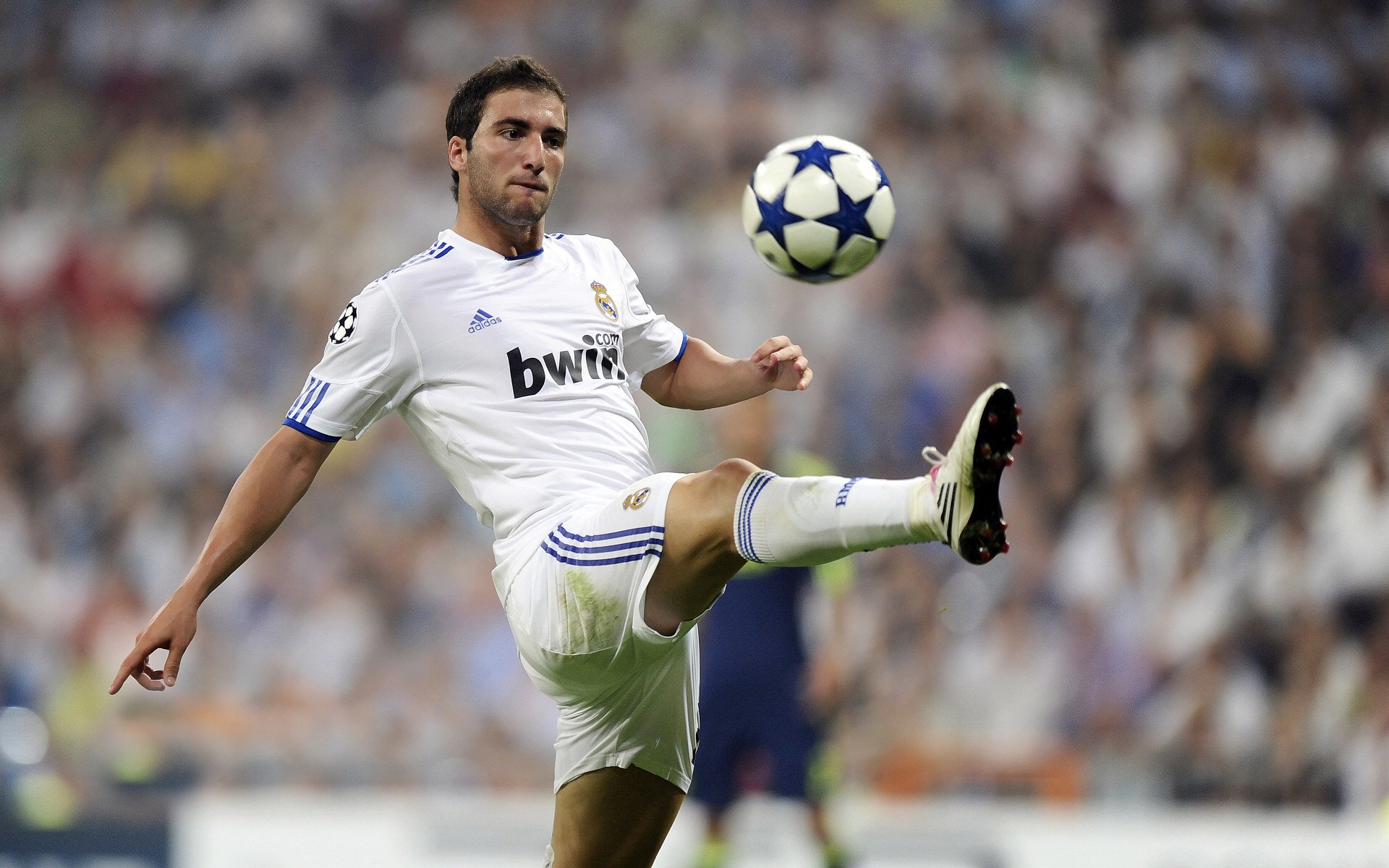 西决生死战焦点，魔术队惊险击败上海队，跨联赛对决引爆全球关注